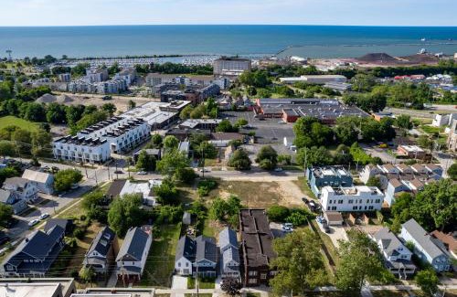Detroit - Shoreway House | Arts District Walk to Restaurants, Bars Sleeps 8 -Tillman