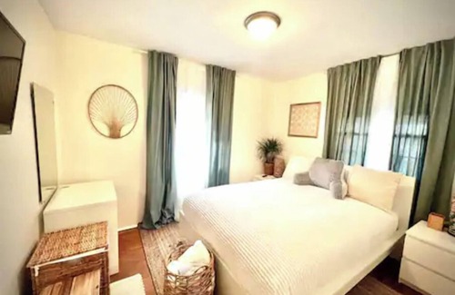 South Bend House | Artsy 2 bedroom-Free parking-Ideal for long stays
