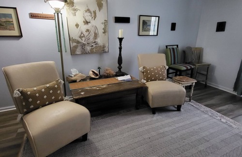 Charlotte Condo | Artsy and Comfy Condominium in South Charlotte, close to SouthPark & South Blvd.