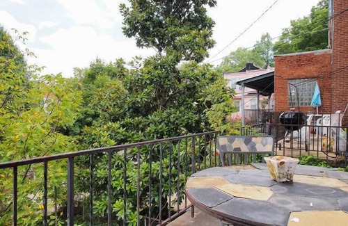 Downtown Baltimore House | Artsy Homey Rowhouse, 3bdrm & office, quiet urban area, free parking, fast WiFi
