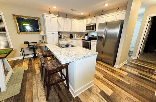 Richmond House | Artsy KY-Themed Richmond Gem: Sleeps 8, Centrally Located & 5 mins from Kayaking