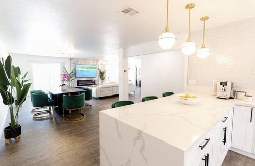 Las Vegas House | Artsy LUX VILLA-POOL 5m STRIP Gourmet Chef Kitchen