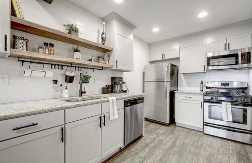 Travis Heights Apartment | Artsy Space in Travis Heights + Shared Pool - Ash!
