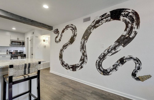 Travis Heights Apartment | Artsy Space in Travis Heights + Shared Pool - Ash!