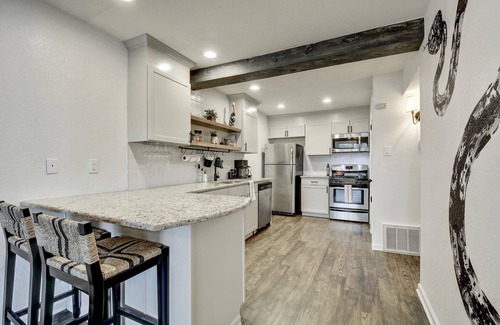 Travis Heights Apartment | Artsy Space in Travis Heights + Shared Pool - Ash!