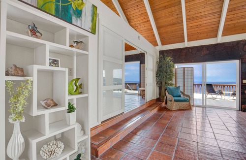 Captain Cook House | AS SEEN ON HGTV BEACH HUNTERS! Oceanfront, Amazing Whale Watching and Snorkeling