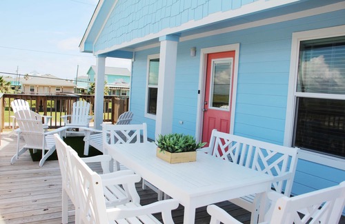 Surfside Beach House | AS SEEN ON HGTV! Monthly Discount/Steps from the beach