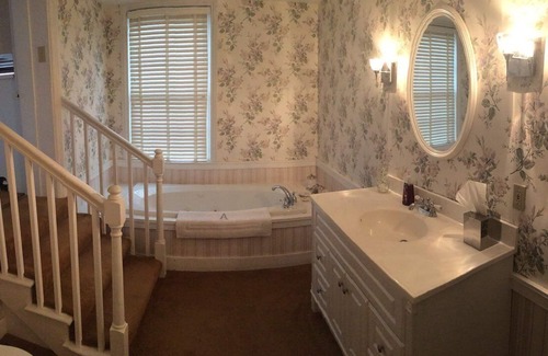 Marietta Bed & Breakfast | Ascot Bed & Breakfast Sleeps up to 16+