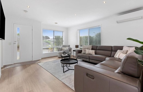 Ocean Grove House | Ashwood Beach House, Sleeps 6, Pet friendly, Aircon, WIFI