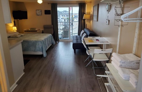 Hampton Apartment | Ashworth Ave Condos