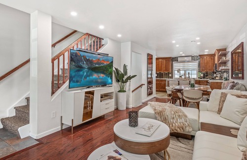 Aspen House | Aspen Core Designer 4 Bdrm, Walk to Everything , Ski Storage, Parking