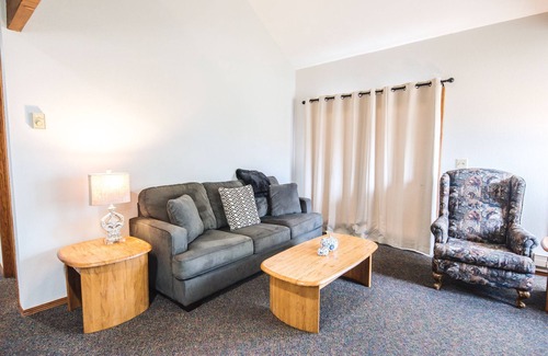 Red Lodge Condo | Aspen Cozy 2 Bed/2 Bath Condo Unit #8 on Golf Course with Hot tub/Sauna/Pool