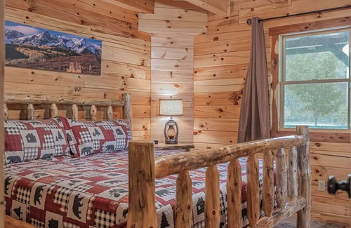 Logan Cabin | Aspen Hollow Lodge: Luxurious 5 Bedroom/4 Bathroom Space for 18 in Hocking Hills