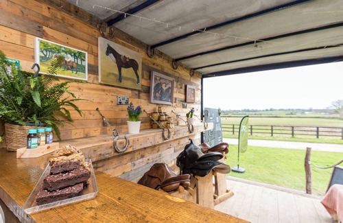 Graffham Cabin | Aspen Leaves - Tranquil Shepherds Hut- Views of The South Downs National Park