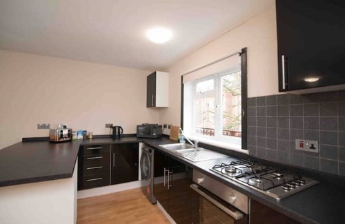 Maidenhead Apartment | Aston Henry James…Cosy flat close to train station and town centre.
