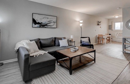 West Newton Apartment | Astonishing 2bed 1bath Unit- Minutes from Airport!