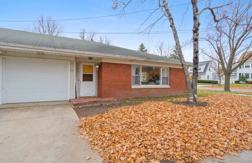 Green Bay House | Astor Park style 2 BR - Backyard to Hospitals!
