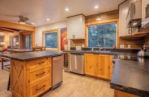 Dorrington Cabin | Astro's Dogwood Cabin ~ Pool Access & A/C & Pet friendly!