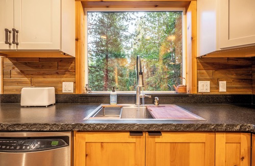 Dorrington Cabin | Astro's Dogwood Cabin ~ Pool Access & A/C & Pet friendly!