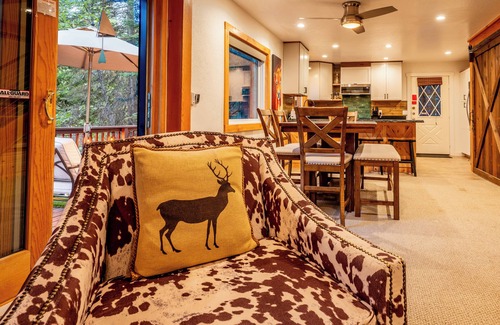 Dorrington Cabin | Astro's Dogwood Cabin ~ Pool Access & A/C & Pet friendly!