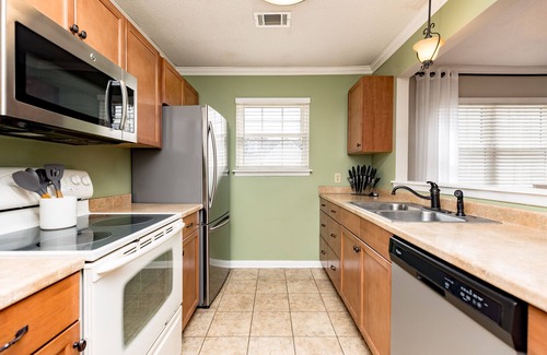 Warner Robins House | At Home+1 | Stylish 2BR Townhome | Fenced Yard