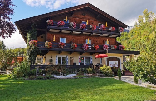 Sankt Wolfgang im Salzkammergut Apartment | Apartment WALDHORN in a prime location with private beach for 2 people