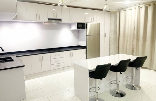East Legon House | At the centre of everything you need, the best restaurants & nature. Airport 12m