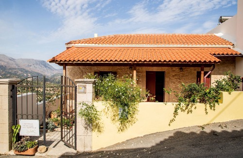 Petrokefalo House | At the foot of Psiloritis Mountain gazing at the Cretan sea