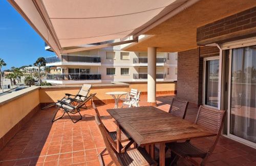 Torredembarra Apartment | AT019 Vistas frontales de la playa, con piscina