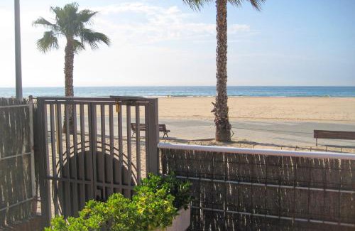 Torredembarra Apartment | AT080 Pins, comunidad con piscina en 1ra línea de la playa