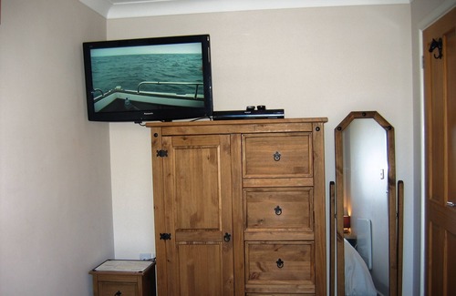Bacton Ski Chalet | 'ATARDECER' - Modern two-bedroomed chalet located on Rainbows End Park, Bacton.