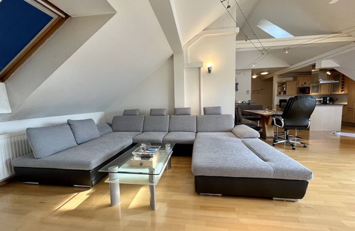 Wittau Apartment | Atemberaubendes Loft mit Pool + Balkon