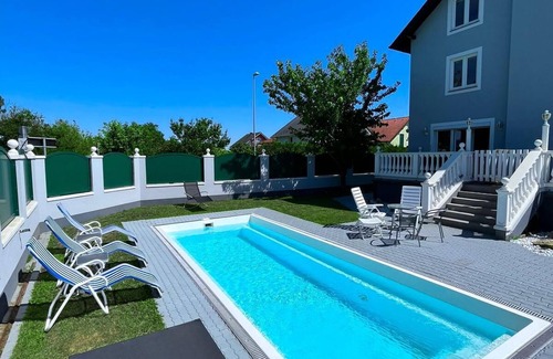 Wittau Apartment | Atemberaubendes Loft mit Pool + Balkon