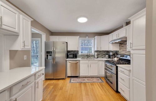 Acworth House | ATH · Entire Home - Pets and long stays - Fenced yard