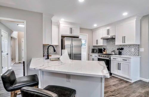 Riverdale House | ATH-SupCLN-4BR, MBR w/Sitting Area, Fenced (CLV)