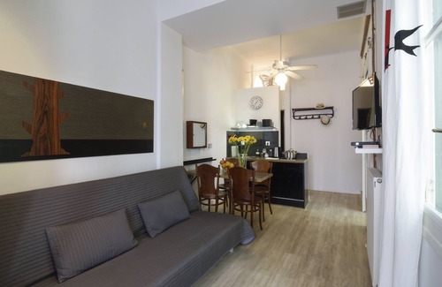 Pangrati Apartment | Athens Green Apartment with Garden and Balcony