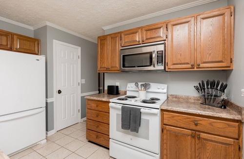 Warner Robins House | AtHome+1 Stay | Pet Friendly | Comfy Stay