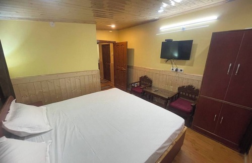 Shimla Bed & Breakfast | “Atithi Devo Bhav:”A room in BnB near Mall Road