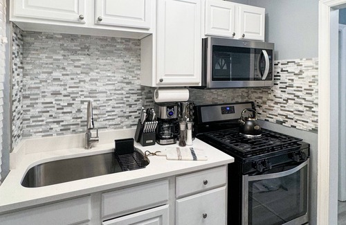 College Park Apartment | ATL Airport 2.5 mi, Tyler P Studios 4 mi, GA Intl Convention Center 1.5 mi