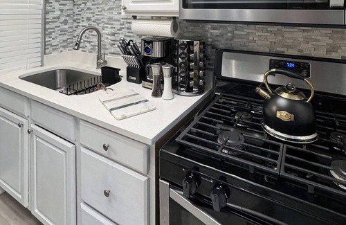 College Park Apartment | ATL Airport 2.5 mi, Tyler P Studios 4 mi, GA Intl Convention Center 1.5 mi