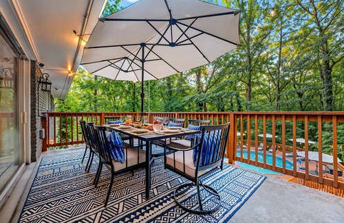 Atlanta House | ATL Cascade Oasis - Pool, Hot Tub, Arcades, Pool Table, 3900sq ft with 10 beds