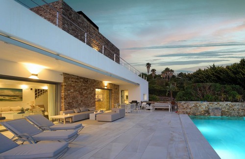 Atlanterra Villa | Atlanterra Beach House - comfort & luxury - 4 min walk to beach with no stairs!