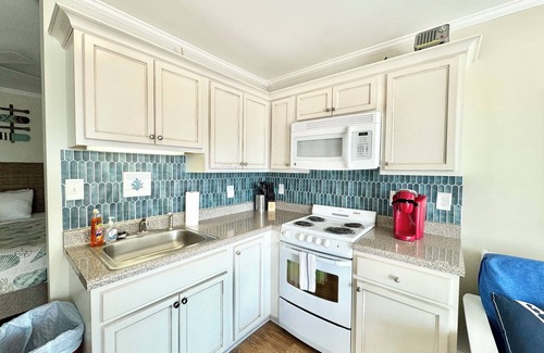Atlantic Beach Apartment | 🏖️Atlantic Beach🏄Cozy Partial Ocean View Studio😎Pool 🏊