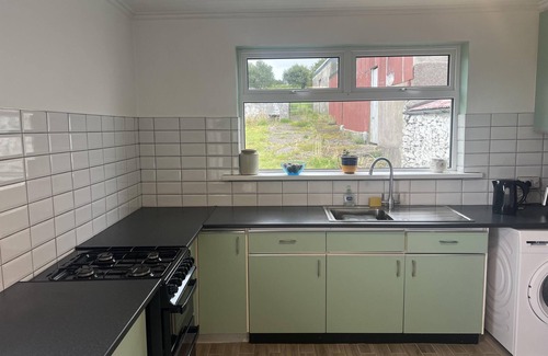Bothar Bui Cottage | Atlantic Ocean and Mountain View Cottage in Kerry