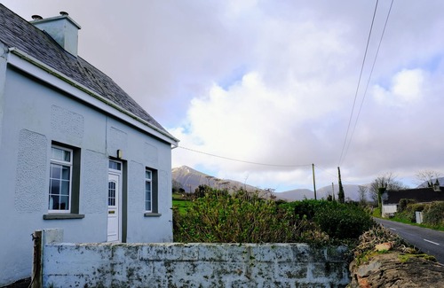 Bothar Bui Cottage | Atlantic Ocean and Mountain View Cottage in Kerry