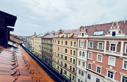 Smichov Apartment | Attic 15 min to Charles Bridge