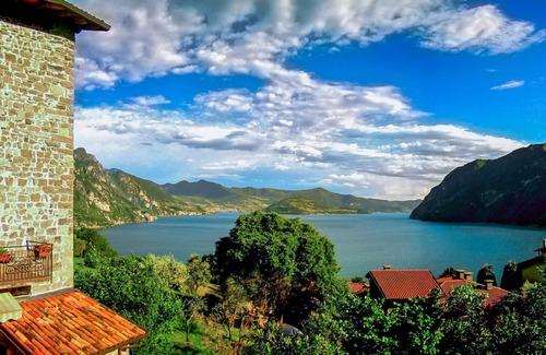 Zorzino Apartment | Attic lake view in the castle, apartment Cielo