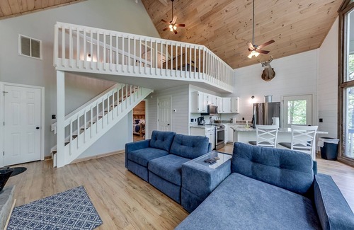 Sautee Nacoochee House | Attitude Adjustment- Treetop Chalet in Sky Lake– Rustic Charm with Hot Tub &