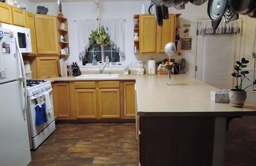 Grand Junction House | ATTN TRAVELING PROFESSIONAL, room for rent long term.