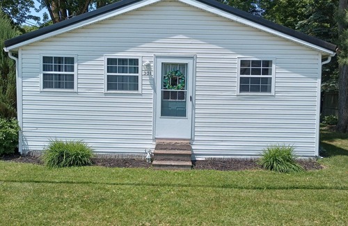 Edinboro Cottage | Attractive 3 bedroom cottage only 1 1 /2 blocks to Edinboro Lake and Playground.